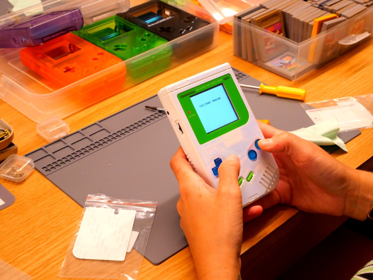 White Game Boy, green screen lit